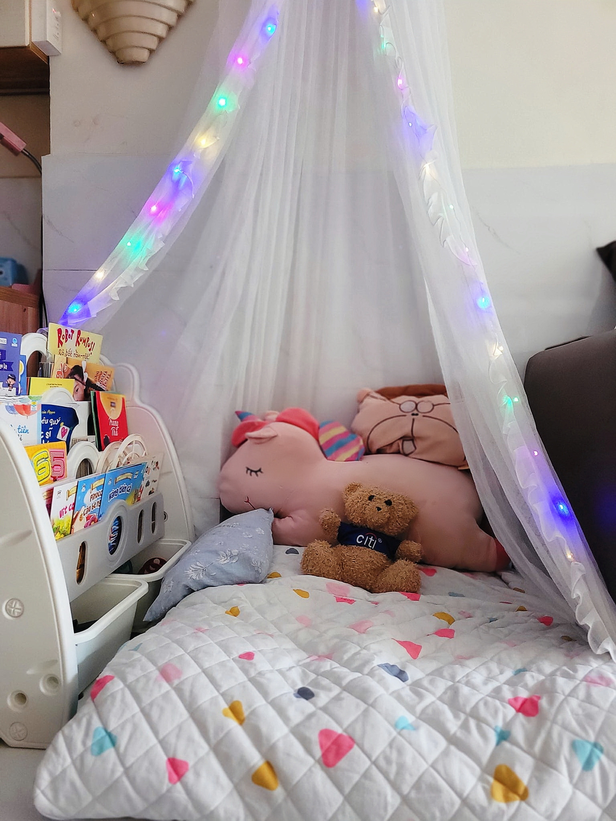 Chị Nguyễn Vân (TP.HCM) bộc bạch khoảng thời gian qua mãi loay hoay trong cơm áo gạo tiền mà quên mất công việc quan trọng dành thời gian cho con. &quot;Xem xong 2 buổi talkshow của dự án &quot;Đặt điện thoại xuống, cầm sách lên&quot;, mình lập tức bắt tay vào làm tiếp dự án góc sách cho con. Mình nhớ đến chiếc mùng đi kèm nôi của con từ lúc bé lớn mới ra đời, tấm nệm cũ ở nhà, cái mền quà tặng của hãng tã. Mình tận dụng mọi thứ có sẵn trong nhà để có góc sách nhỏ cho con. Mình nhận ra điều quan trọng hơn hết đó là tình cảm, sự thấu hiểu của ba mẹ dành cho con thông qua góc sách nhỏ xinh”, chị Vân tâm sự - Ảnh: Tác giả cung cấp