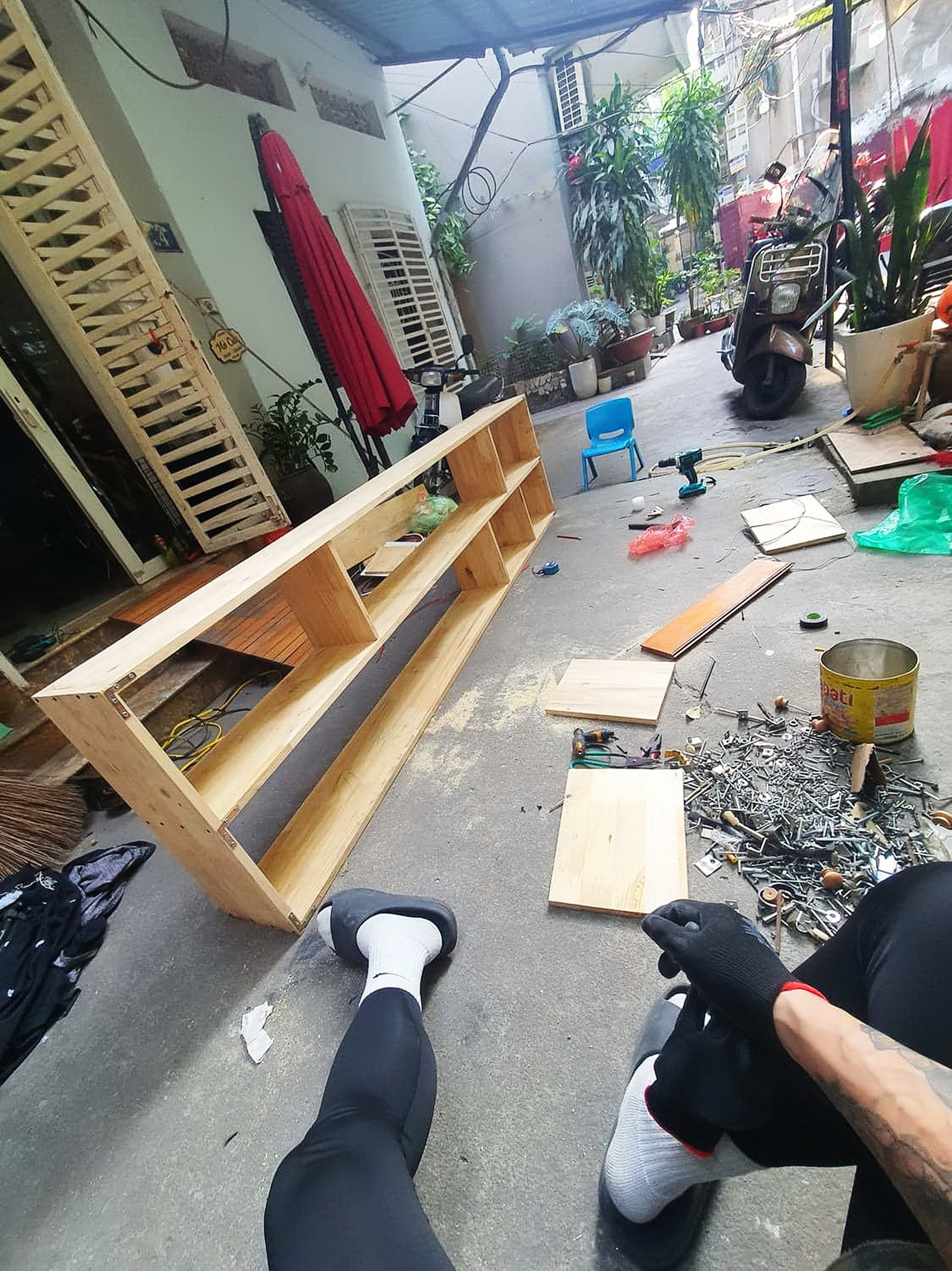 Bức ảnh người cha đang tự tay làm giá sách cho con trai do chị Trần Thủy (Hà Nội) chia sẻ. Chị Thủy cho biết mới giúp con trai thôi không còn mê chơi game được 5 tháng nay bằng việc làm cho con mê sách. Và chồng chị cũng bởi đồng hành cùng vợ, thành ra cũng… nghiện sách theo. 
