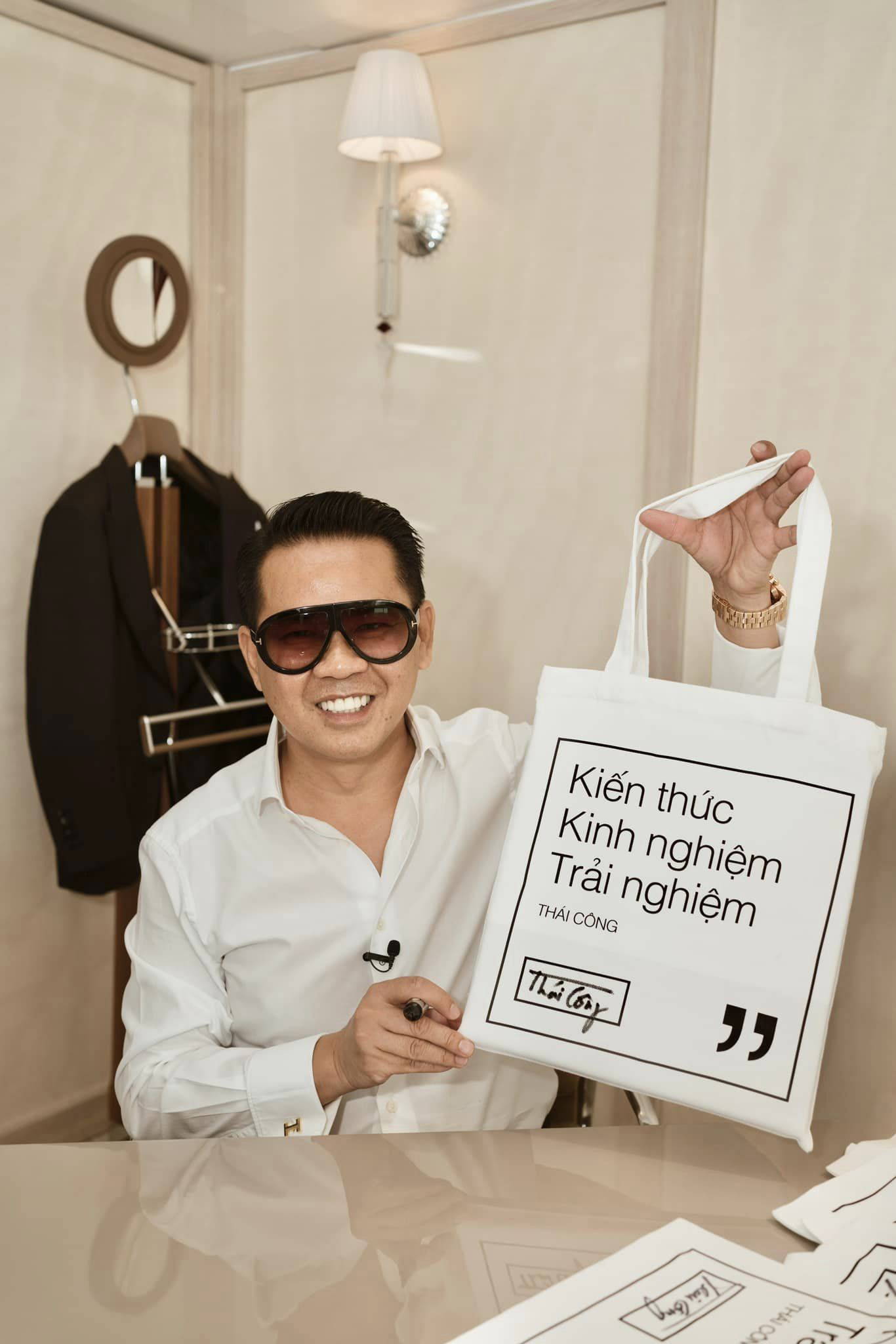 Kin H Ồ ạt ảnh chế 'chiếc túi kiến thức, kinh nghiệm, trải nghiệm' của Thái ...