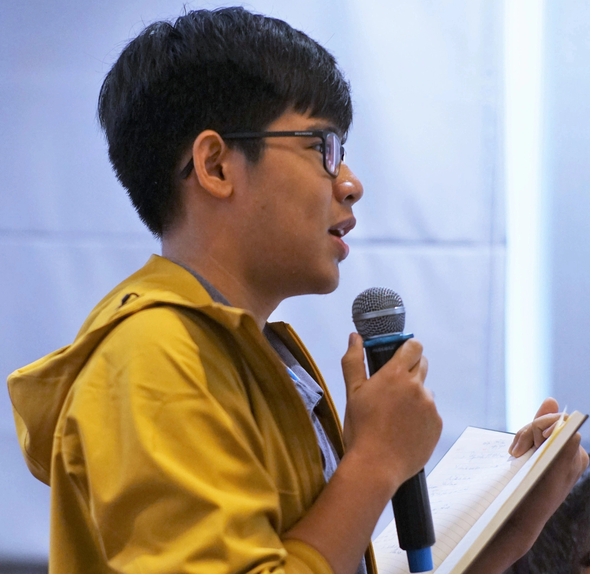 Một độc giả là du học sinh tại Úc đặt câu hỏi cho dịch giả Bùi Xuân Linh - Ảnh: H.VY