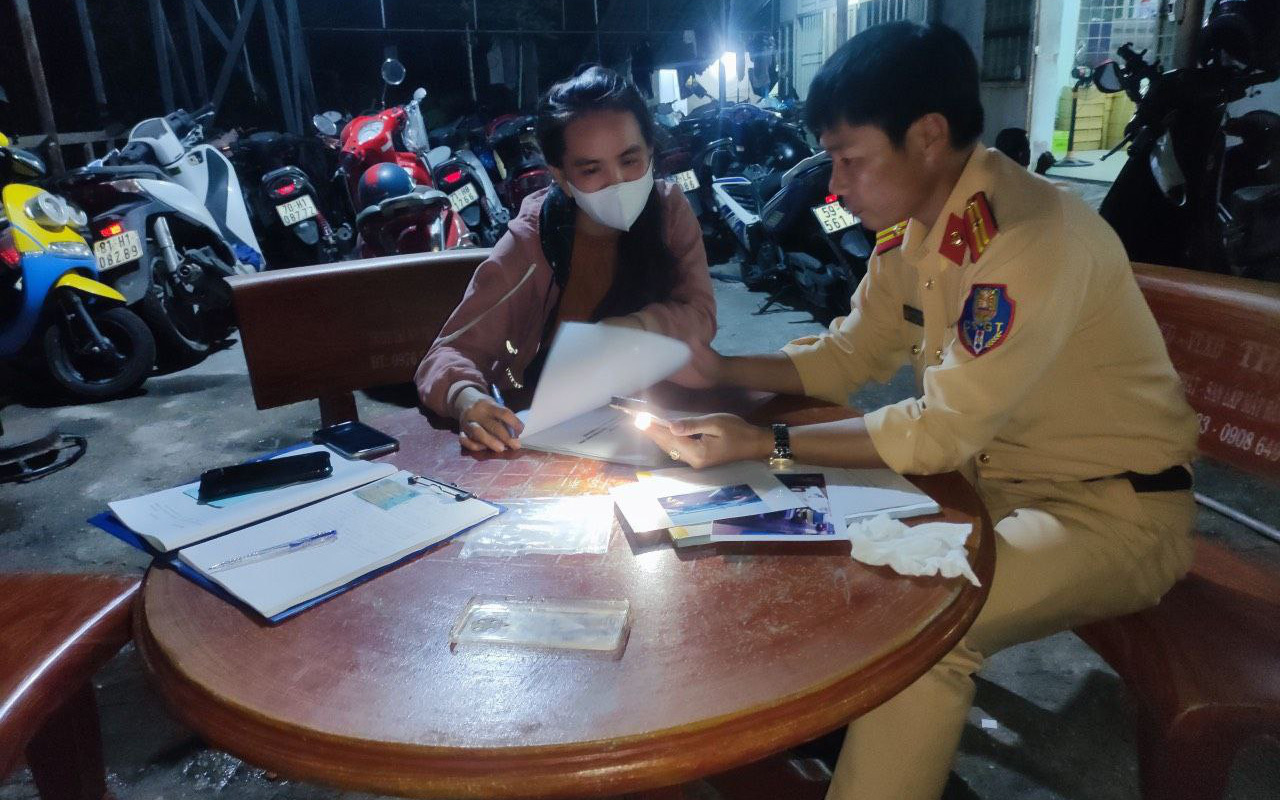 Tài xế chạy xe tải ngược chiều trên cao tốc trong sương mù bị phạt 17 triệu- Ảnh 3. Phạt nữ tài xế lái ô tô chạy ngược chiều trên cao tốc