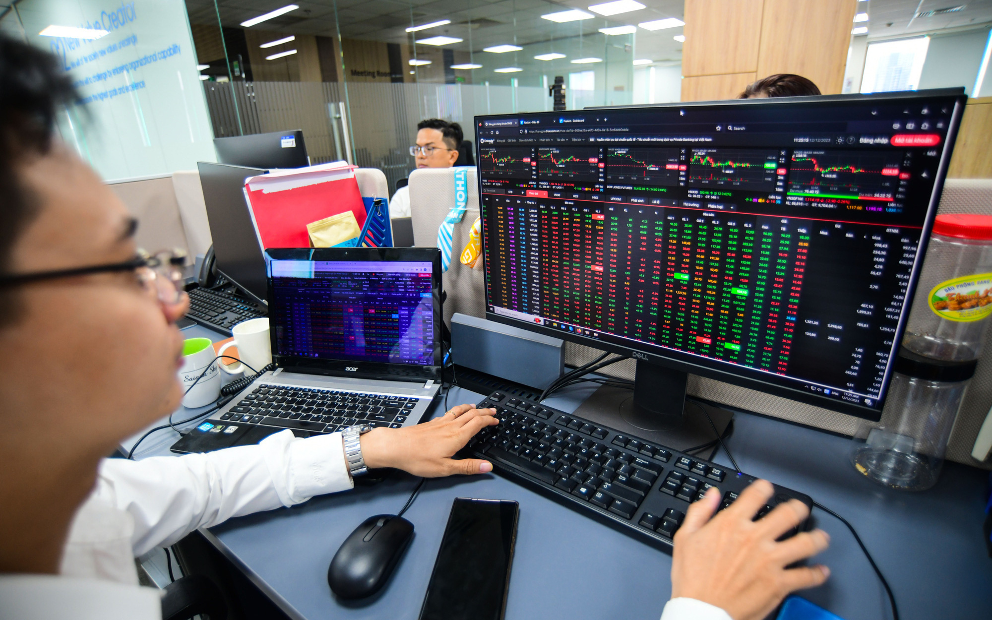 Áp lực bán bất ngờ tăng, VN-Index đảo chiều giảm điểm- Ảnh 3. Nhà đầu tư thận trọng, tiền vào chứng khoán lại sụt giảm