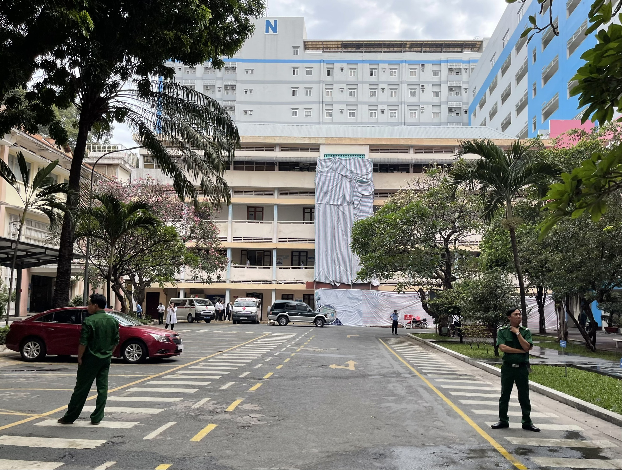 Lực lượng chức năng có mặt phong tỏa khu vực phòng tài chính - kế toán của Bệnh viện Từ Dũ để điều tra nguyên nhân vụ việc - Ảnh: C.T.
