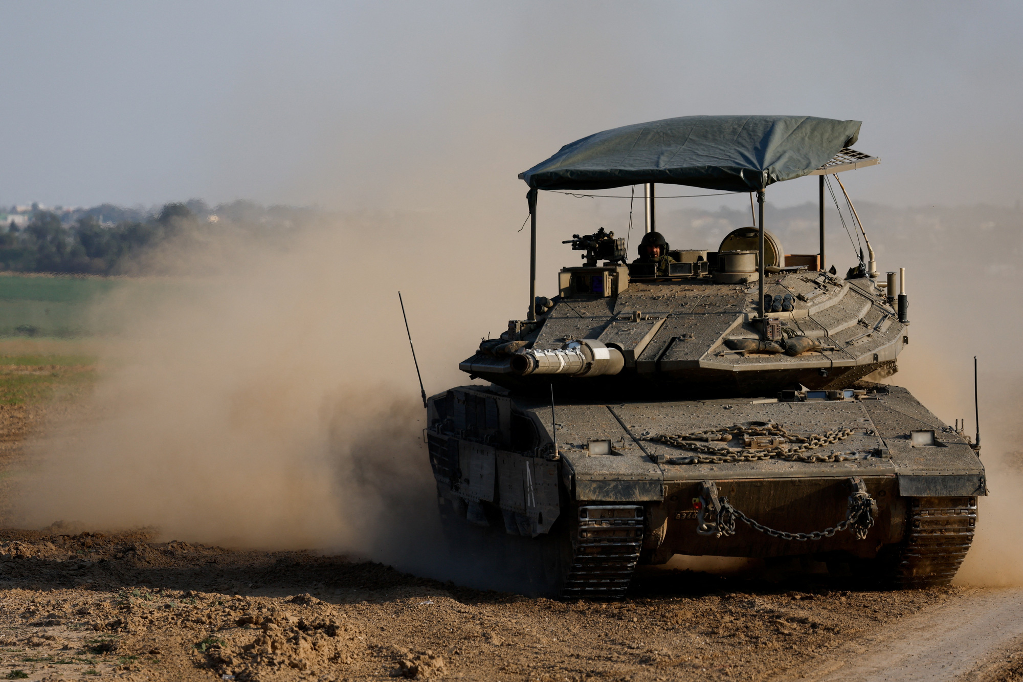 Xe tăng của Israel ở gần biên giới Gaza - Israel - Ảnh: REUTERS