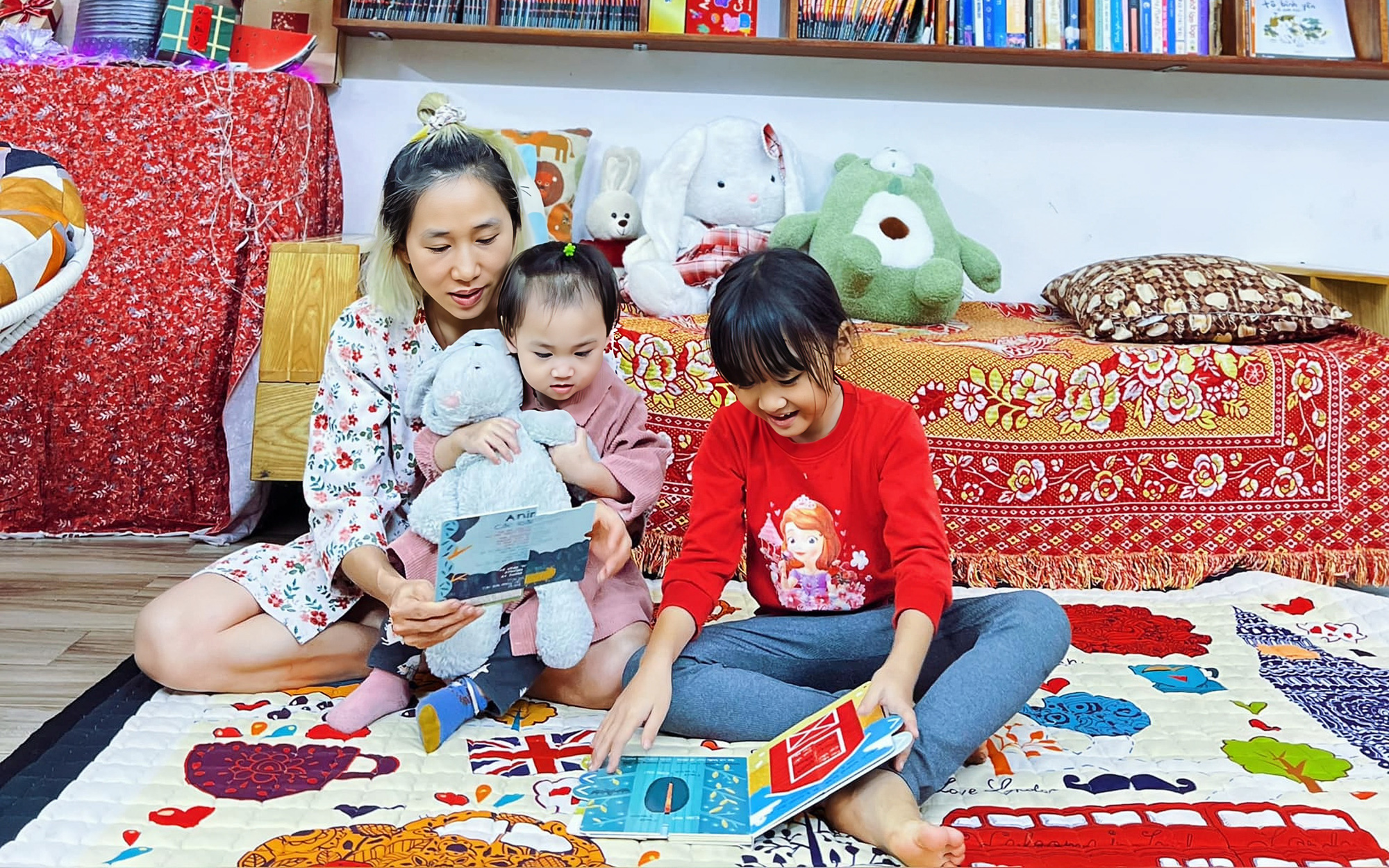 Đồng diều ngoại thành TP.HCM nhộn nhịp người thả diều, hóng gió- Ảnh 5. Đặt điện thoại xuống, cầm sách lên: Để thói quen đọc sách len lỏi vào mỗi nhà