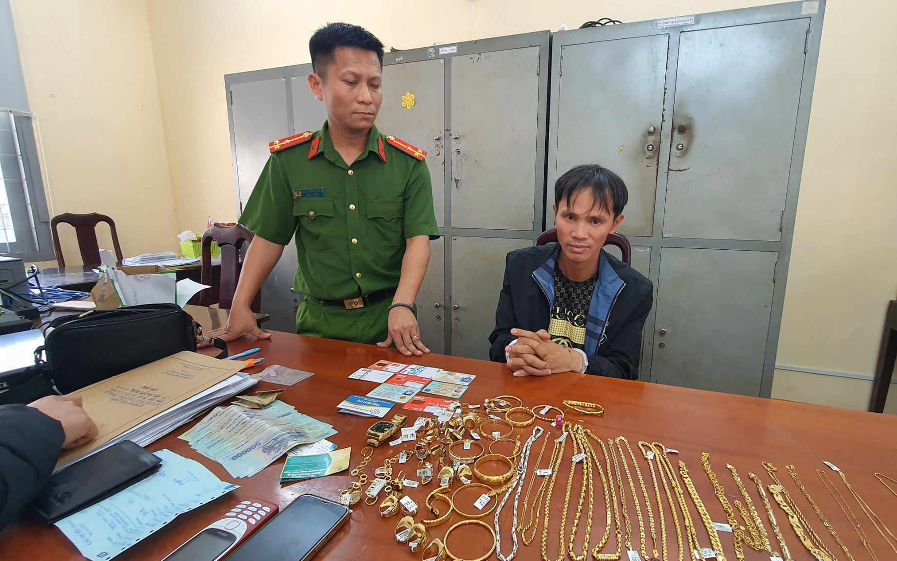Trộm vàng rồi nấu thành 6 thỏi đem bán, bị phạt 18 năm tù- Ảnh 2. Trộm nhiều tiệm vàng tinh vi: lấy chìa khóa đi