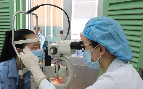 Trẻ 10 tháng tuổi suy hô hấp do hóc dị vật: Cần sơ cứu đúng cách tránh tử vong- Ảnh 3. Dị vật rơi vào mắt, xử lý sai dễ gây mù lòa
