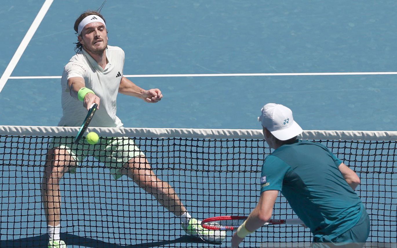 Stefanos Tsitsipas thò vợt sang sân đối phương ghi điểm gây sốt