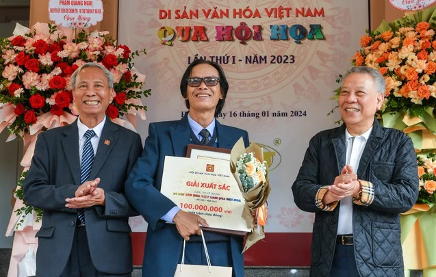 Tác giả Lại Lâm Tùng nhận giải xuất sắc - Ảnh: THÁNH ĐẠT