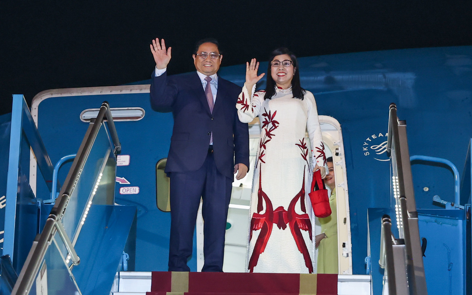 Tầm nhìn toàn cầu của Việt Nam tại Davos- Ảnh 2. Thủ tướng Phạm Minh Chính và phu nhân lên đường sang châu Âu