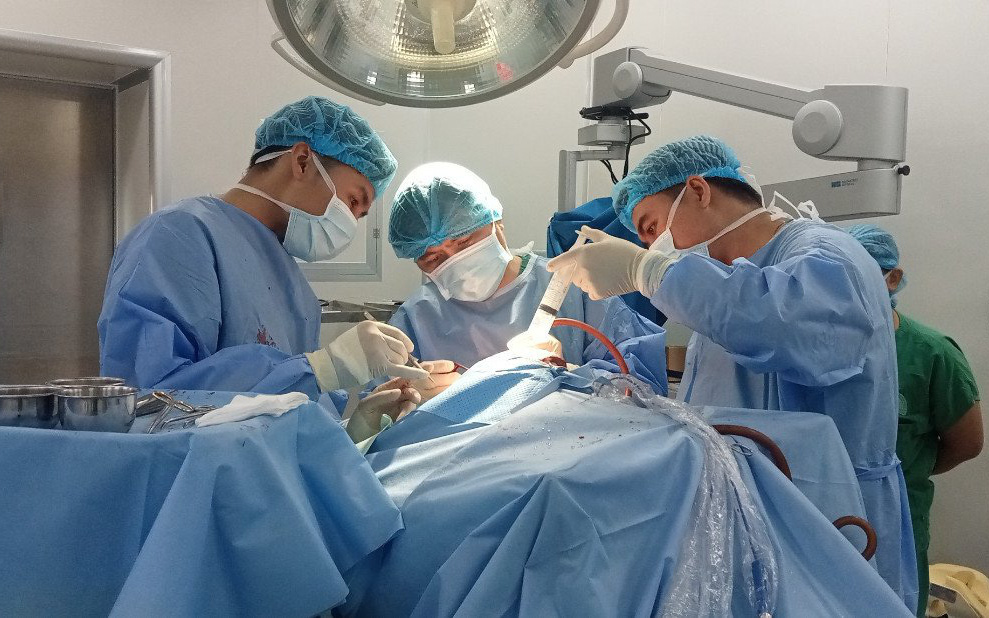AI giúp phân loại khối u não chỉ trong vài giờ- Ảnh 2. Cắt khối u não khổng lồ cho người đàn ông 65 tuổi