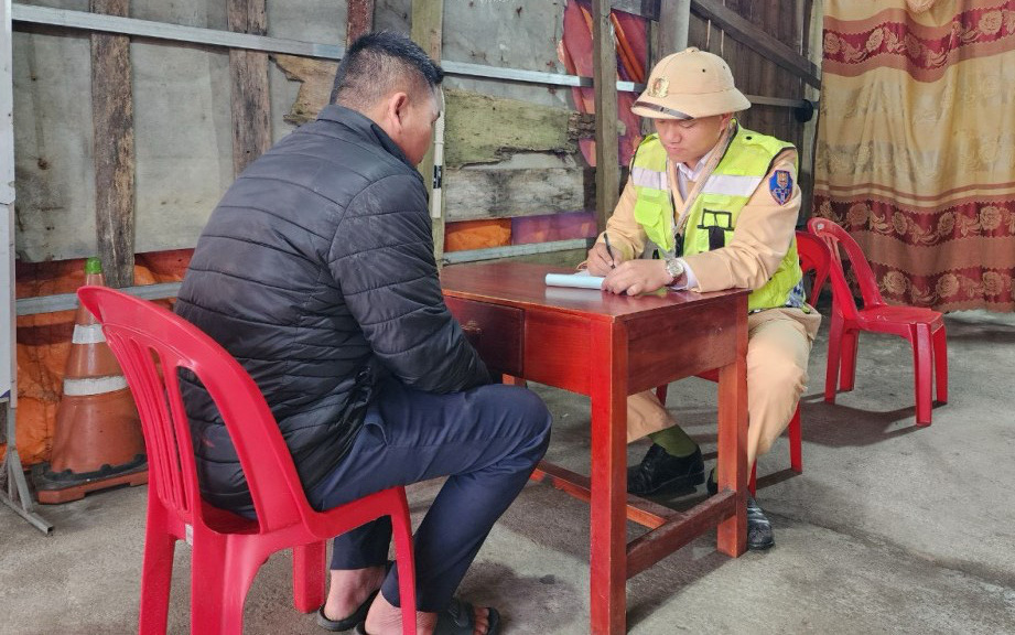 Giám đốc Công an Hà Tĩnh quyết định không thổi nồng độ cồn với người thợ xây chất phác- Ảnh 3. Tài xế xe buýt chạy quá tốc độ, dính nồng độ cồn lúc sáng sớm