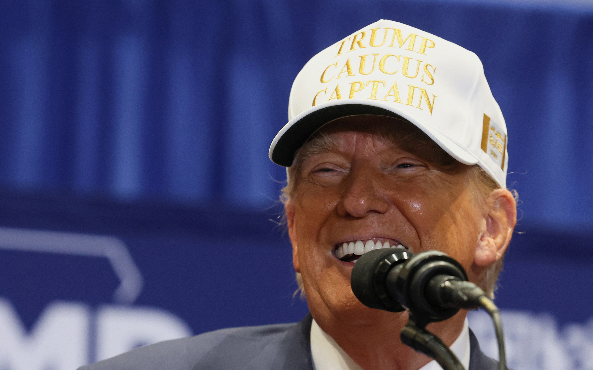 Ông Trump thắng cách biệt tại Iowa, người Mỹ đang bàn về 'kịch bản trở lại' - Ảnh 2. Ông Trump thành chủ đề bên lề cuộc họp ở Davos