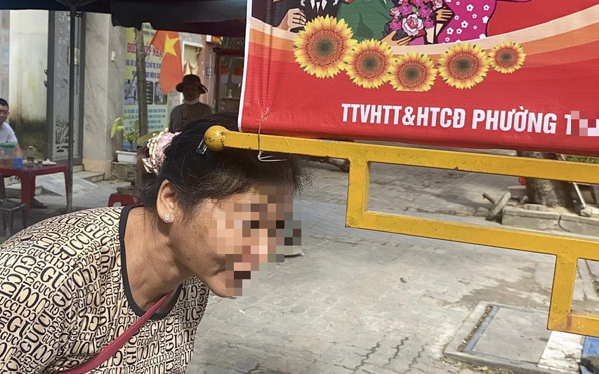 Đà Nẵng tháo khung sắt treo pa nô dễ gây nguy hiểm cho người đi đường- Ảnh 3. Làm trụ treo pa nô gây nguy hiểm ở Đà Nẵng: Các phường hứa rà soát