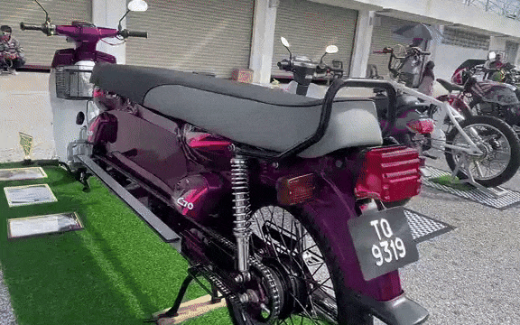 Xe bán tải siêu độc với thùng xe dài hơn 4m, chở được ô tô khác- Ảnh 12. Honda Super Cub dài như ô tô,