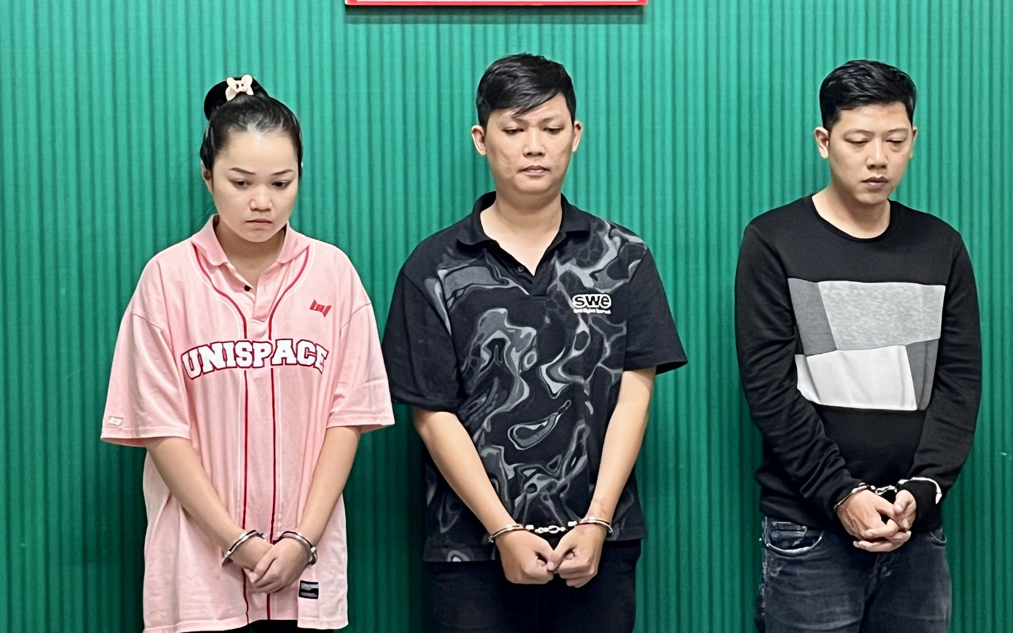 Lấy vỏ bọc doanh nhân chuyên làm từ thiện nhưng thực chất là cầm đầu nhóm cho vay nặng lãi- Ảnh 4. Công an TP.HCM bắt nhóm ép cô gái ký giấy vay nợ 1,8 tỉ đồng thay bạn trai