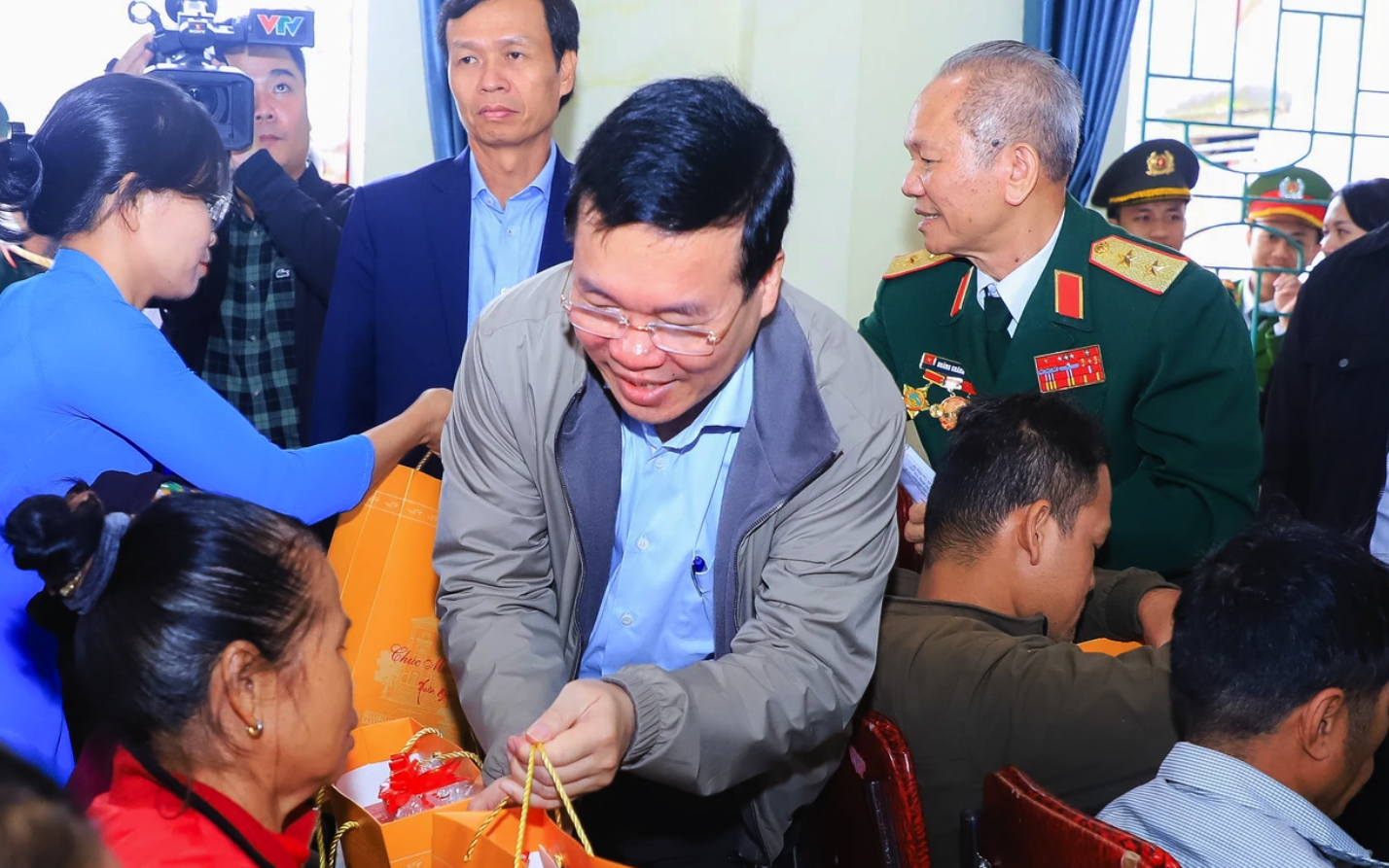 Phó chủ tịch nước thăm bệnh nhân, tặng quà Tết người nghèo- Ảnh 2. Chủ tịch nước trao quà Tết cho người nghèo Nghệ An