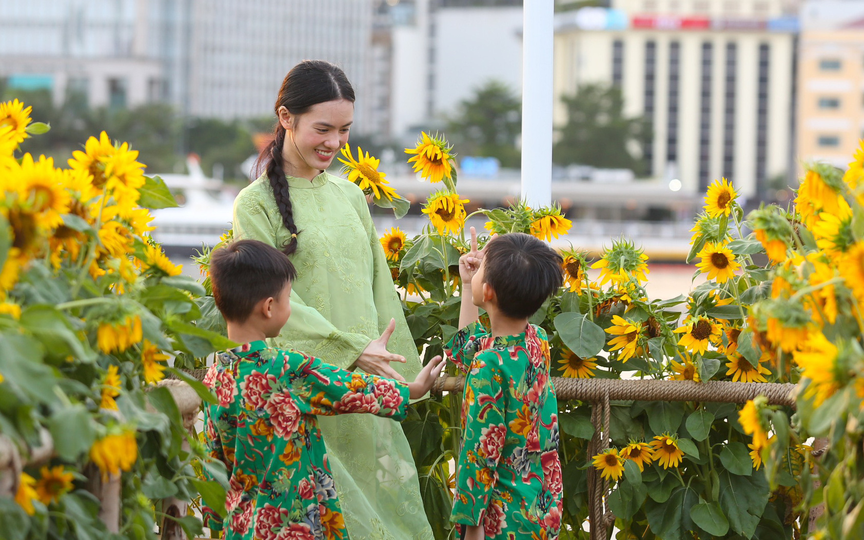 TP.HCM biến bãi rác, dự án 'treo' thành công viên- Ảnh 2. Công viên bờ sông Sài Gòn sẽ có thêm 20.000 cây hoa hướng dương chào Tết Giáp Thìn 2024