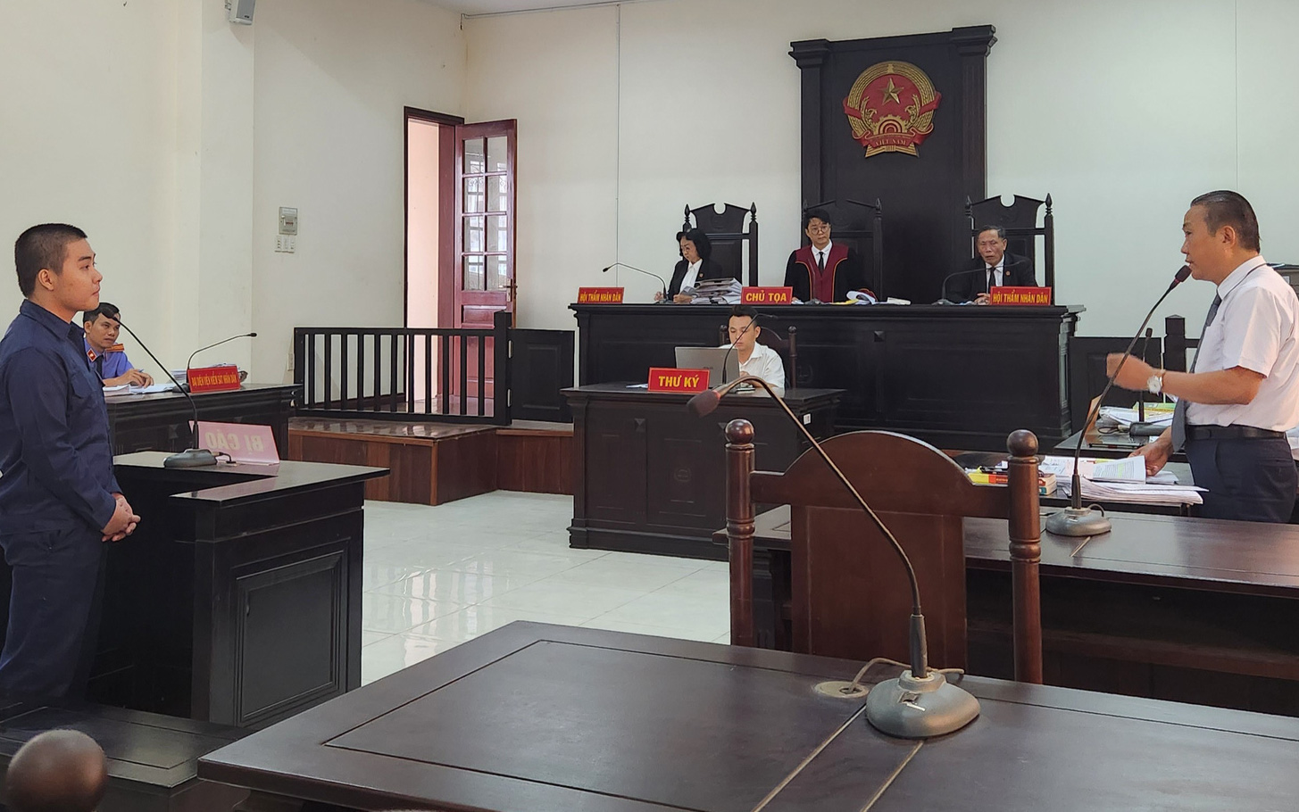 Hai cha con đánh hàng xóm "thừa sống thiếu chết" bất ngờ phản cung ở tòa