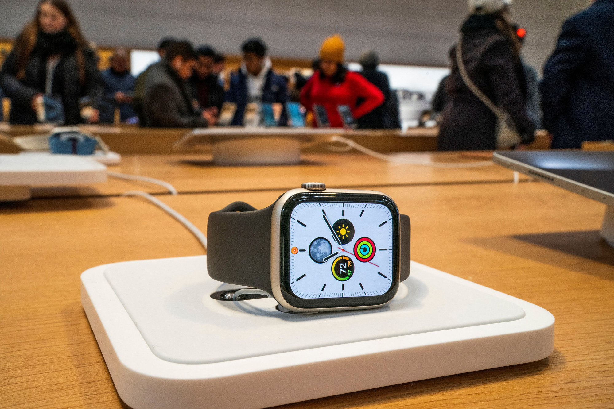 Một mẫu Apple Watch được trưng bày tại Apple Store ở Mỹ tháng 12-2023 - Ảnh: REUTERS