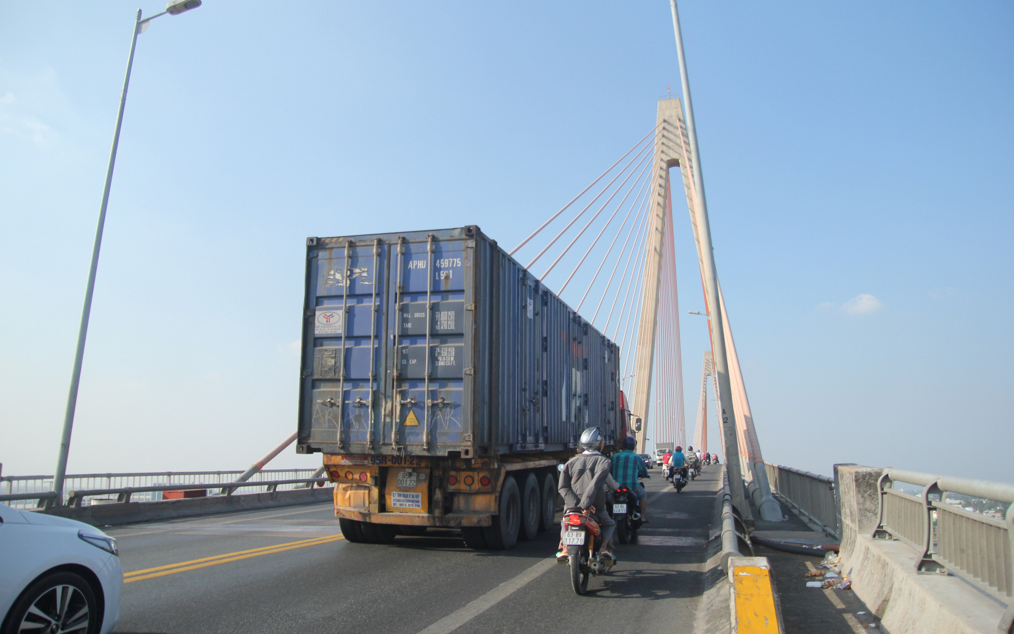 Người dân về quê tảo mộ, cầu Rạch Miễu kẹt xe cứng ngắc- Ảnh 6. Cấm xe tải nặng qua cầu Rạch Miễu, hàng Tết vận chuyển đường nào?