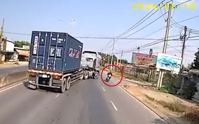 Xe máy bị cuốn vào gầm xe container, một người chết- Ảnh 2. Thanh niên lao xe máy vào vỉa hè vì tài xế container rẽ ẩu