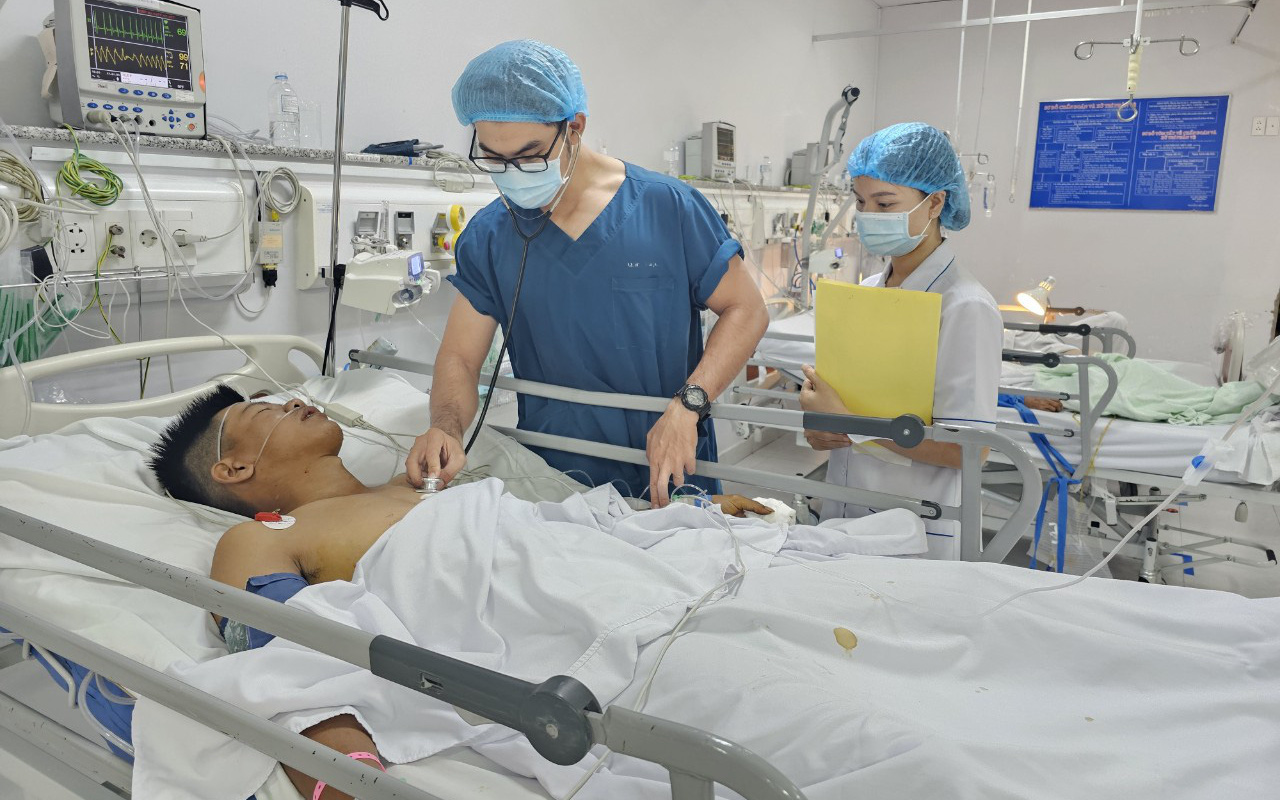 Tai nạn lao động trong lúc sửa ki ốt, 1 người chết, 3 người bị thương- Ảnh 3. Phẫu thuật khẩn cứu nạn nhân thủng tim do tai nạn lao động