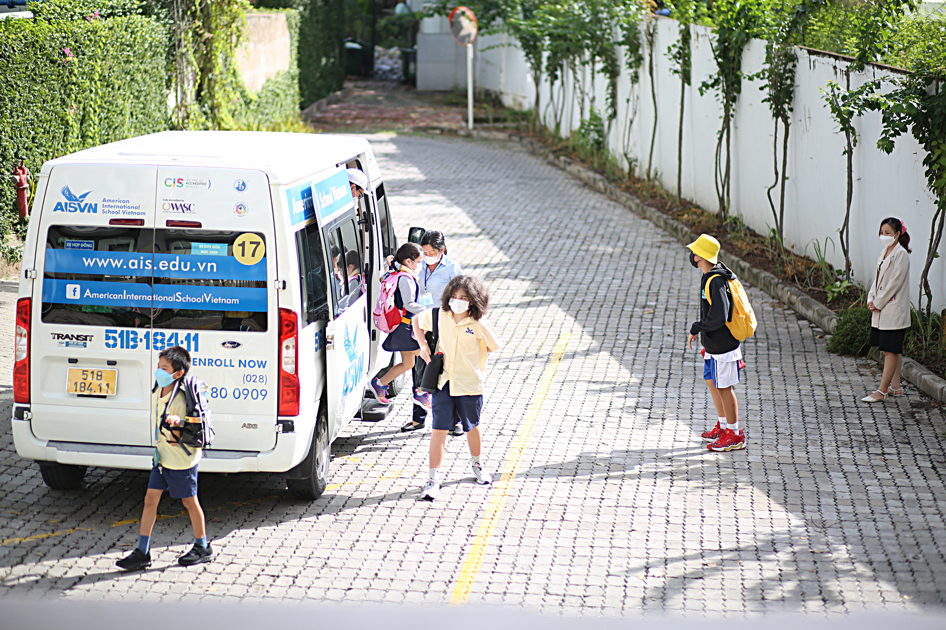 Học sinh Trường Quốc tế Mỹ Việt Nam đi xe đưa đón đến trường - Ảnh: AISVN Học sinh Trường Quốc tế Mỹ Việt Nam đi xe đưa đón đến trường - Ảnh: AISVN