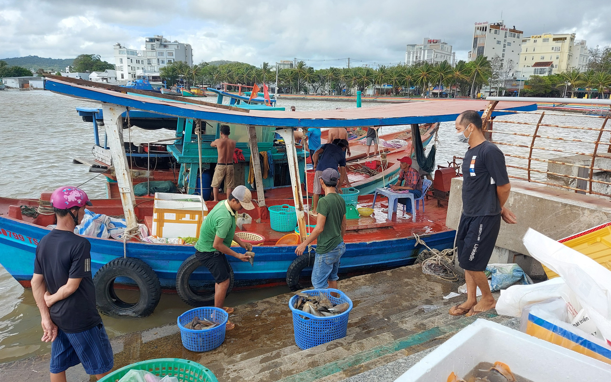 Khởi tố vụ án, điều tra nhiều vụ khai thác thủy sản bất hợp pháp tại Bà Rịa - Vũng Tàu- Ảnh 3. Phó tổng tham mưu trưởng yêu cầu nắm chắc tàu cá trên vùng biển để gỡ thẻ vàng IUU