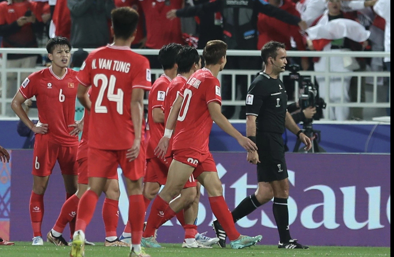 Thanh Bình phạm lỗi sơ đẳng giúp Indonesia chiến thắng Tuổi Trẻ Online