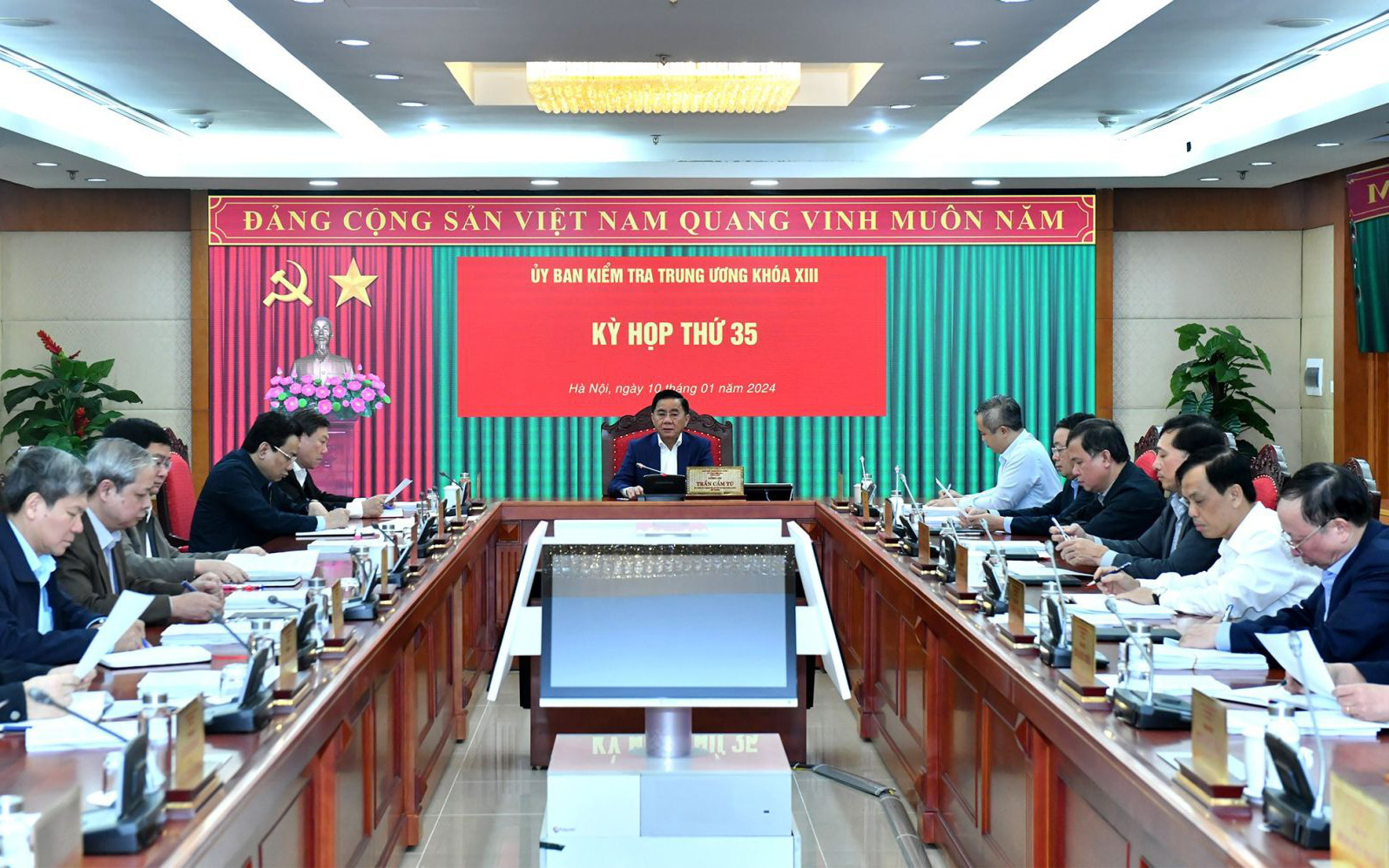 Thường trực Ban Bí thư yêu cầu xử lý dứt điểm vi phạm AIC, Vạn Thịnh Phát, Phúc Sơn, Thuận An- Ảnh 4. Ủy ban Kiểm tra Trung ương đề nghị Bộ Chính trị kỷ luật hàng loạt cán bộ