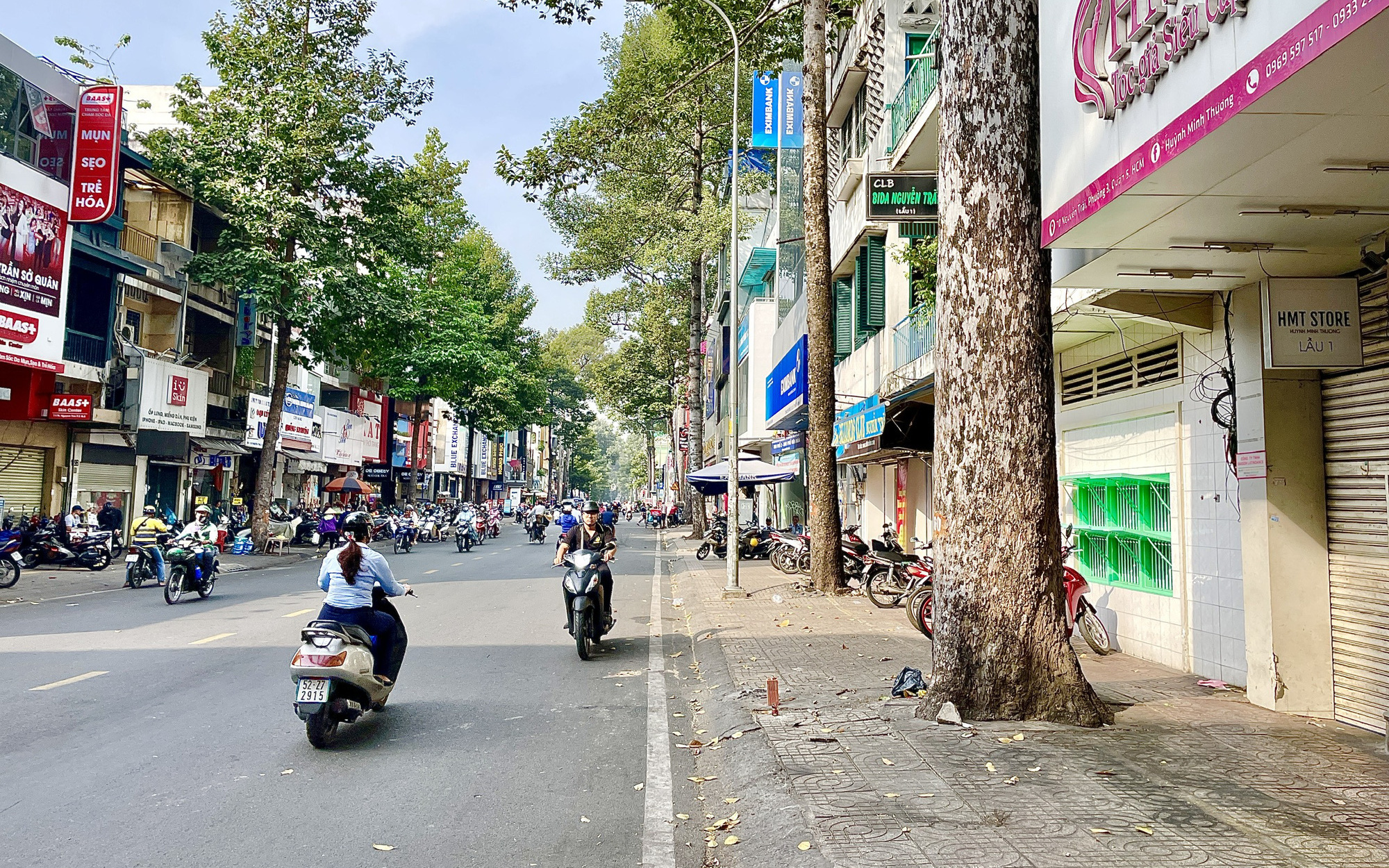 Đơn vị quản lý lên tiếng về vụ nhánh cây gãy làm chết người ở quận 5- Ảnh 2. Ngồi bán hàng dưới gốc cây, một người bị nhánh cây rơi trúng đầu nguy kịch