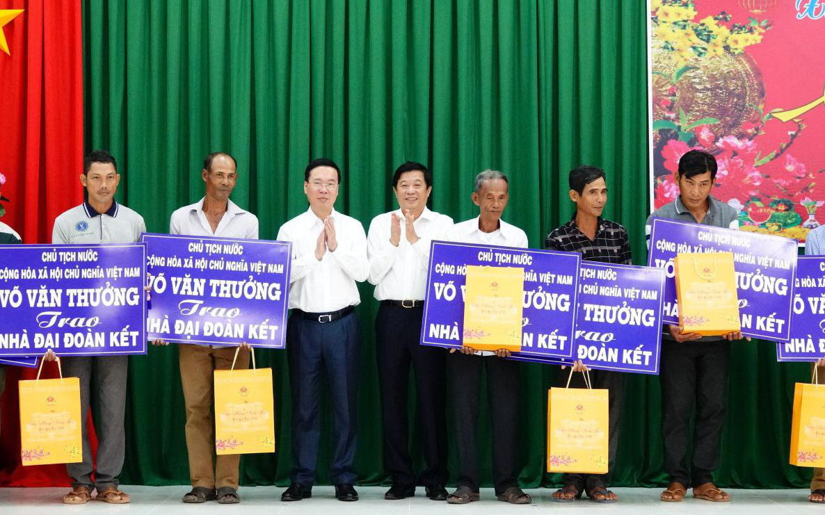 Chủ tịch nước Võ Văn Thưởng cùng phu nhân thả cá chép tiễn ông Công, ông Táo- Ảnh 6. Chủ tịch nước Võ Văn Thưởng tặng quà Tết người dân Vĩnh Long