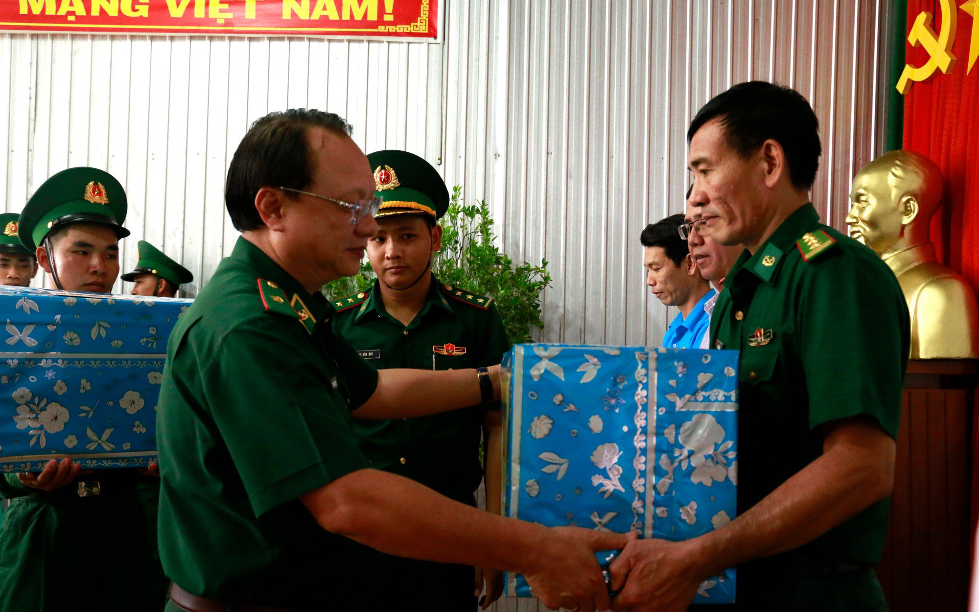 Đã có 388 trẻ em mồ côi, khó khăn được các đồn biên phòng nuôi dưỡng- Ảnh 2. 'Xuân biên phòng ấm lòng dân bản' chăm lo Tết cho người dân biên giới
