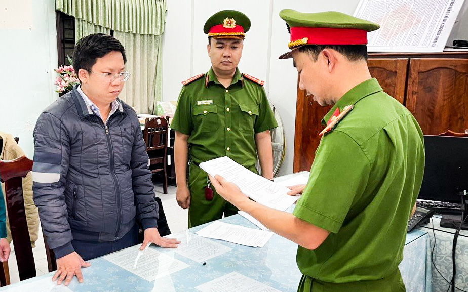 Chuyên viên thanh tra giám sát Ngân hàng Nhà nước chiếm đoạt 5,5 tỉ đồng- Ảnh 2. Giám đốc phòng giao dịch ngân hàng lừa đảo người dân 14 tỉ đồng