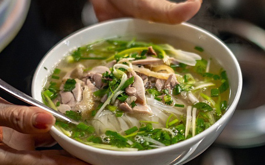 Chiếc cối đá gần 100 tuổi trong quán bánh cuốn Michelin đề xuất- Ảnh 9. Michelin tiết lộ lý do phở gà Nguyệt được yêu thích