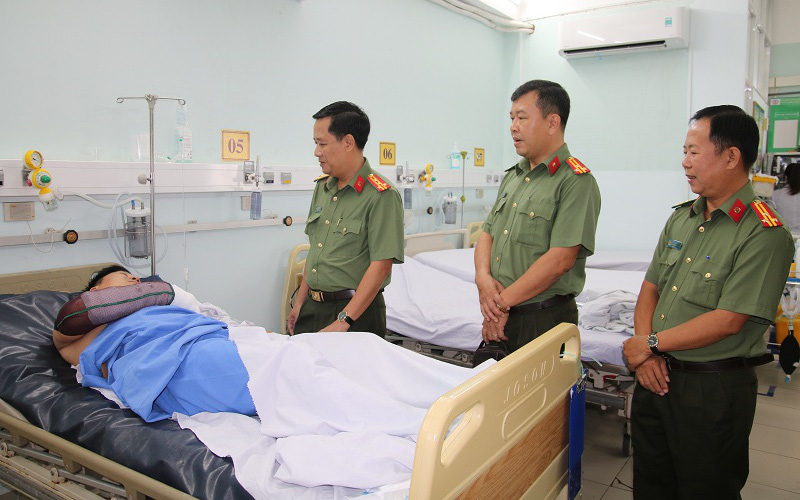 Bộ Công an nêu rõ trường hợp 'dao có tính sát thương cao' không được coi là vũ khí- Ảnh 2. Thiếu tá công an bị thương khi trấn áp kẻ cầm dao chém bừa bãi ngoài đường