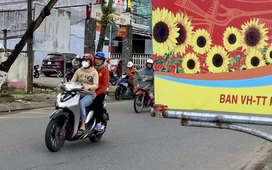 Sau phản ánh, Đà Nẵng rà soát các khung pa nô trên vỉa hè toàn thành phố- Ảnh 2. Đà Nẵng tháo khung sắt treo pa nô dễ gây nguy hiểm cho người đi đường