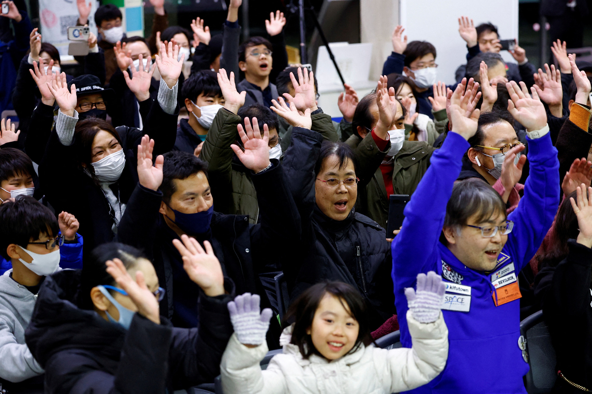 1月20日早朝、探査機が月面着陸に成功したとき、日本は喜んだ - 写真: REUTERS