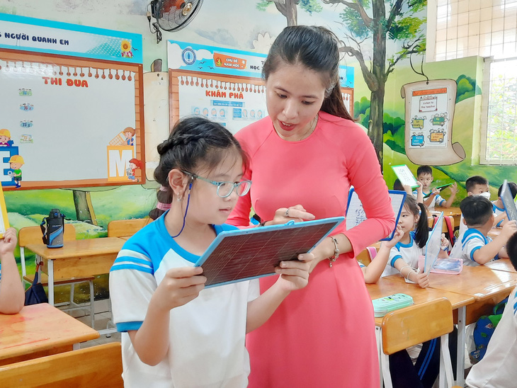 Theo Bộ Giáo dục và Đào tạo, giấy chứng nhận nghề nghiệp giúp nhà giáo thuận lợi hơn trong hoạt động nghề nghiệp - Ảnh: NHƯ HÙNG