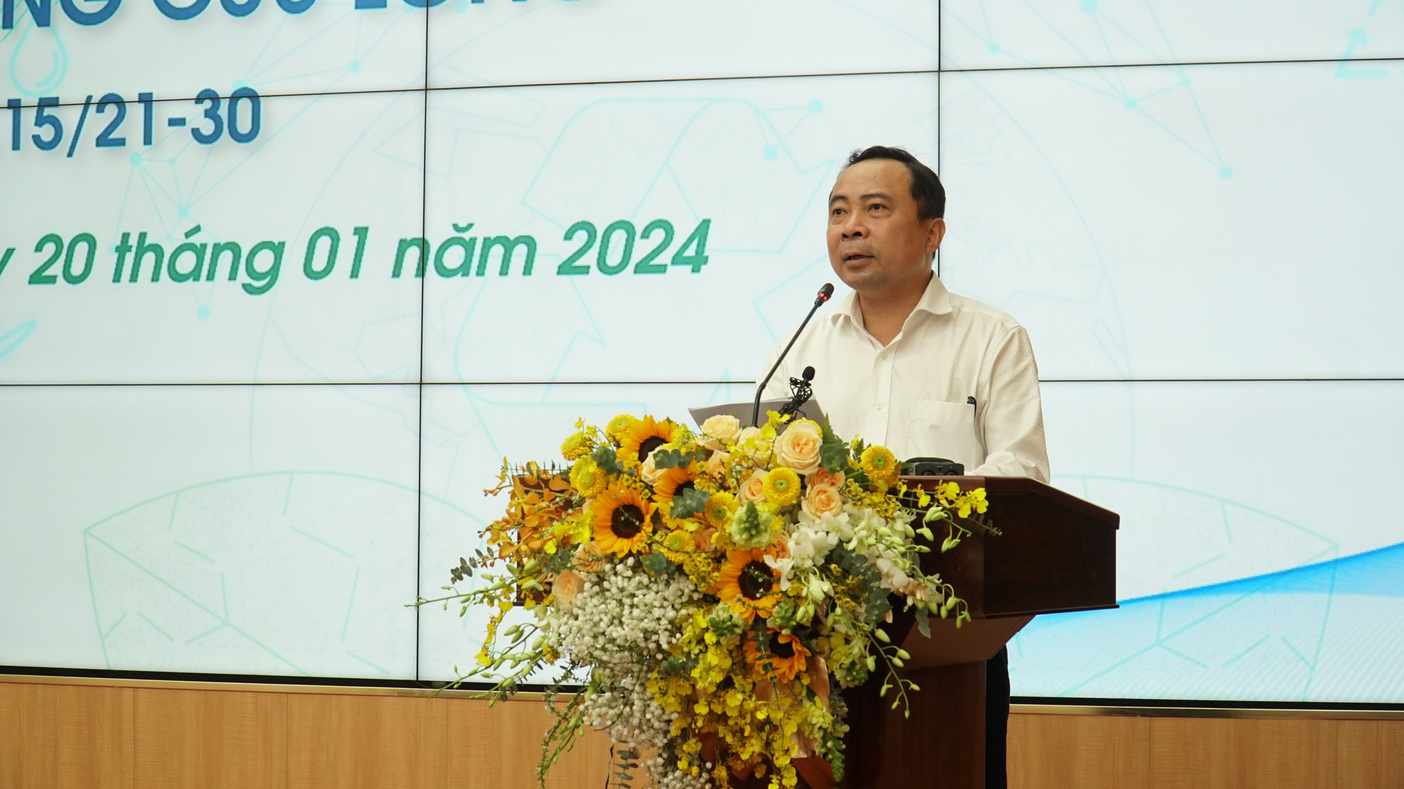 Đại học Quốc gia TP.HCM sẽ triển khai chương trình khoa học quốc gia ứng phó biến đổi khí hậu- Ảnh 1. PGS.TS Vũ Hải Quân, giám đốc Đại học Quốc gia TP.HCM, thông tin về chương trình khoa học công nghệ cấp quốc gia tại Đồng bằng sông Cửu Long - Ảnh: M.Q.
