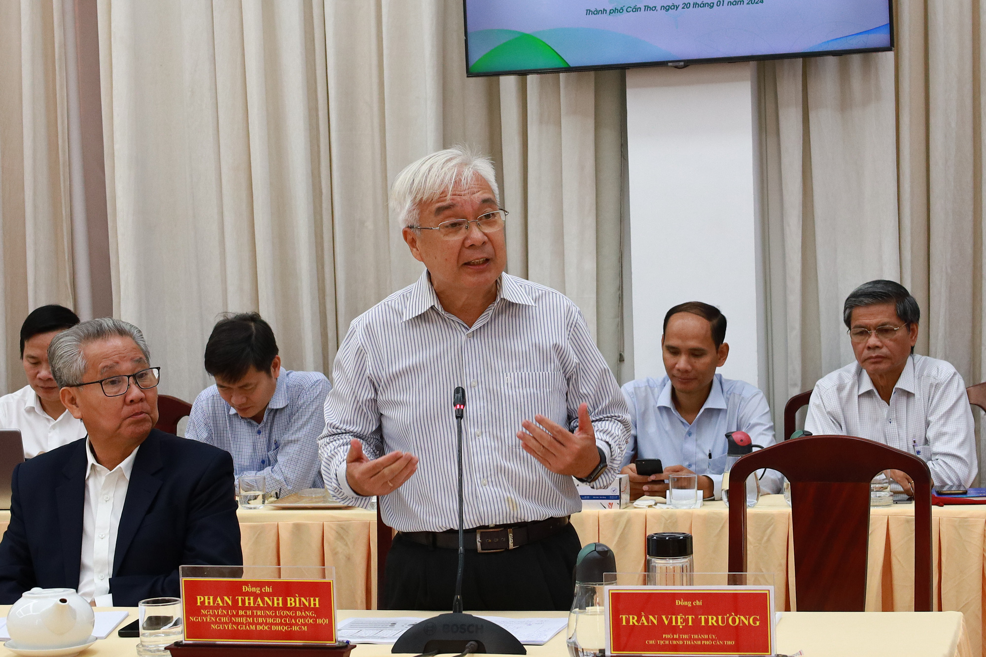 Đại học Quốc gia TP.HCM sẽ triển khai chương trình khoa học quốc gia ứng phó biến đổi khí hậu- Ảnh 2. PGS.TS Phan Thanh Bình, nguyên chủ nhiệm Ủy ban Văn hóa Giáo dục Quốc hội, cùng các chuyên gia tham gia góp ý cho chương trình - Ảnh: M.Q.