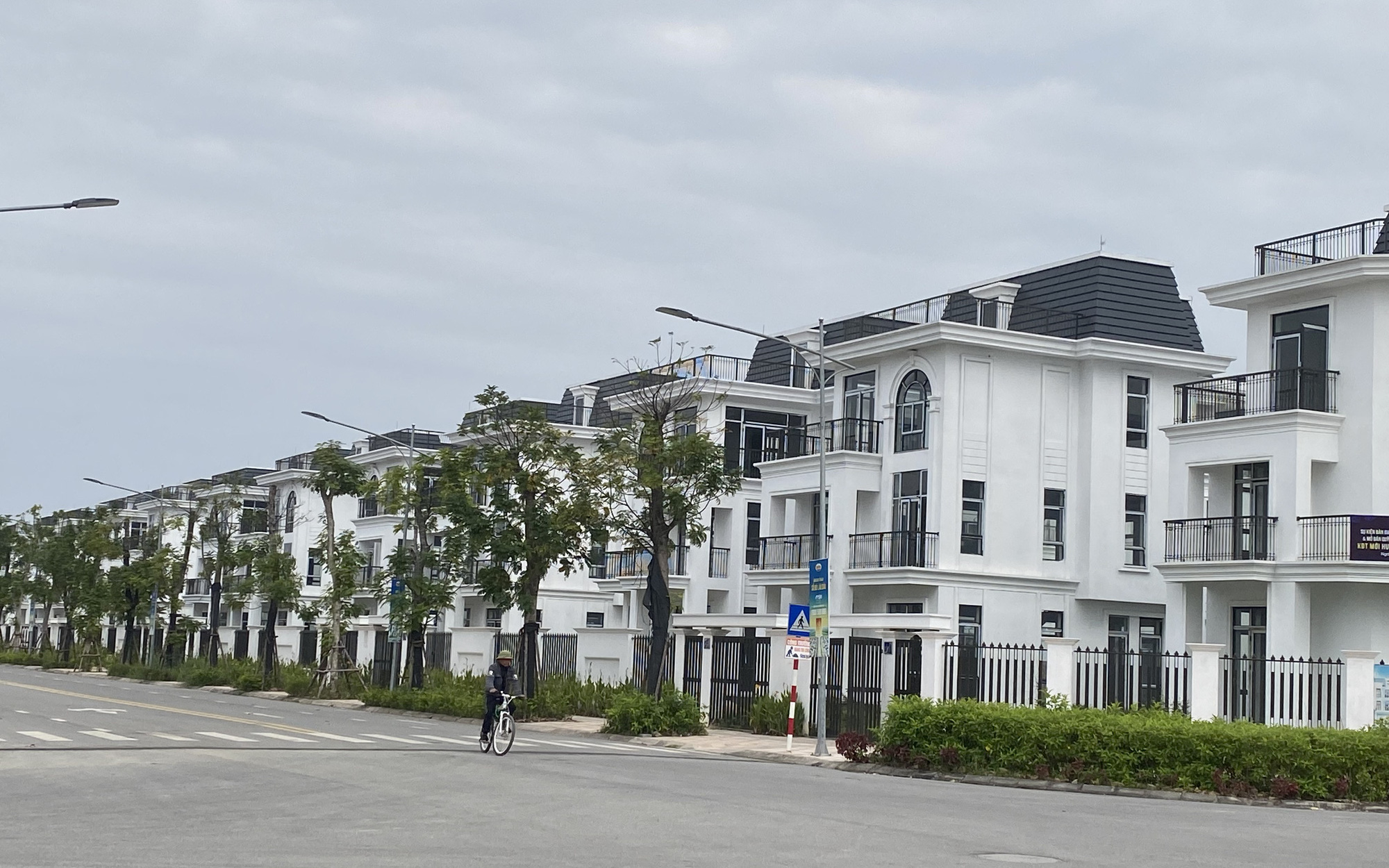 Tranh luận quy định không được vay tiền mua nhà hình thành trong tương lai- Ảnh 2. Gần 5.000 doanh nghiệp bất động sản rời thị trường trong năm 2023 cho thấy điều gì?