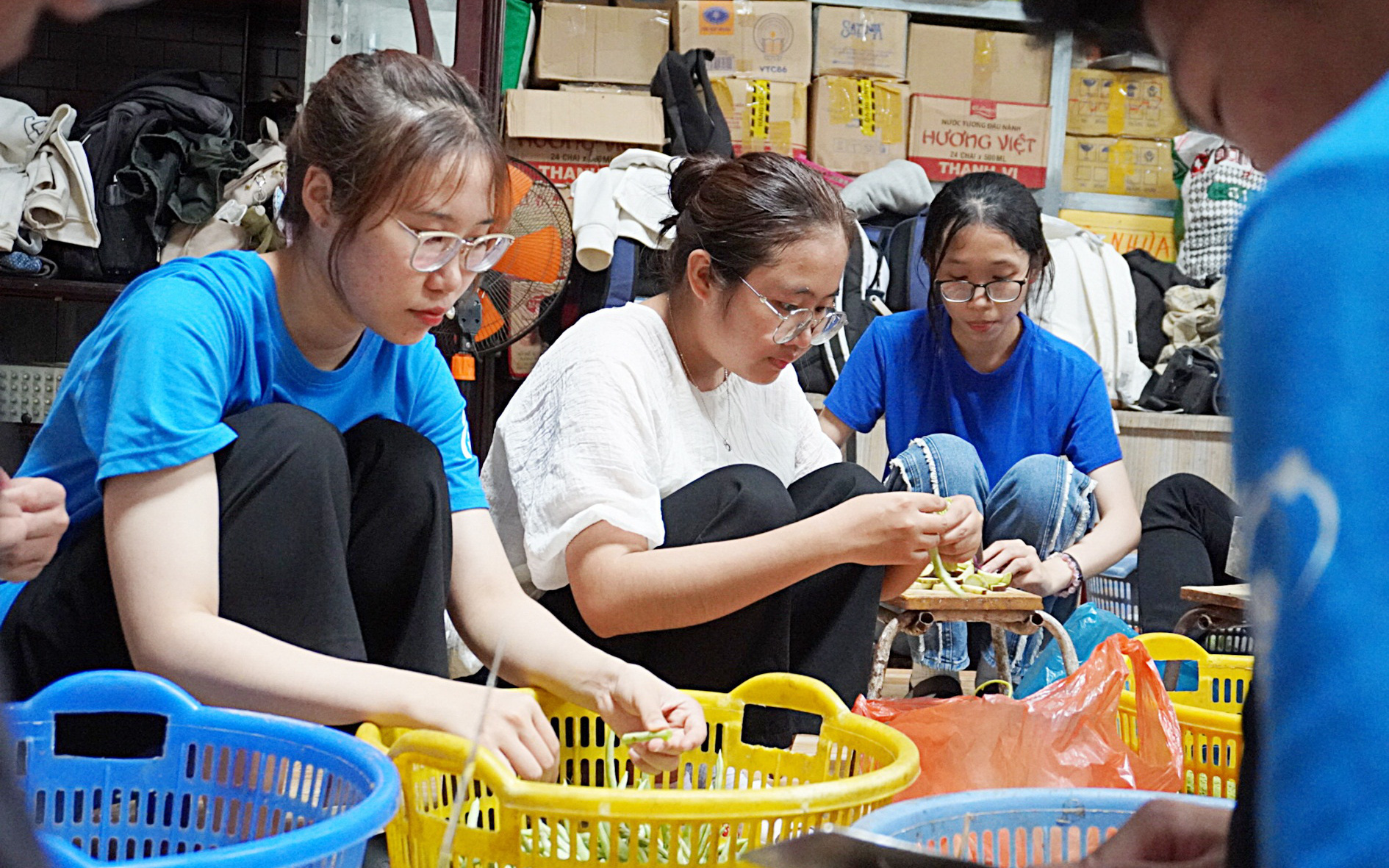 Cõng Tết lên non, vất vả mang Tết đến nơi không điện, không sóng di động- Ảnh 10. Tết ấm áp tình người sẻ chia