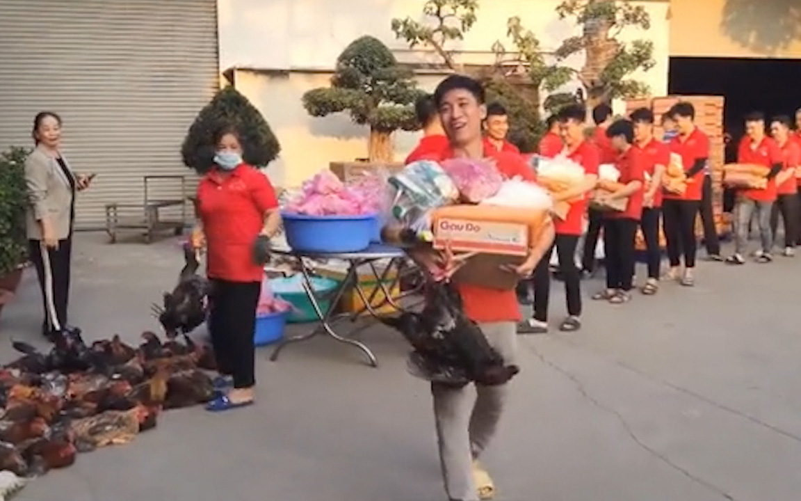 Vì sao công nhân từ chối nhận quà Tết?- Ảnh 7. Công ty lấy gà, mì gói làm quà Tết tặng nhân viên