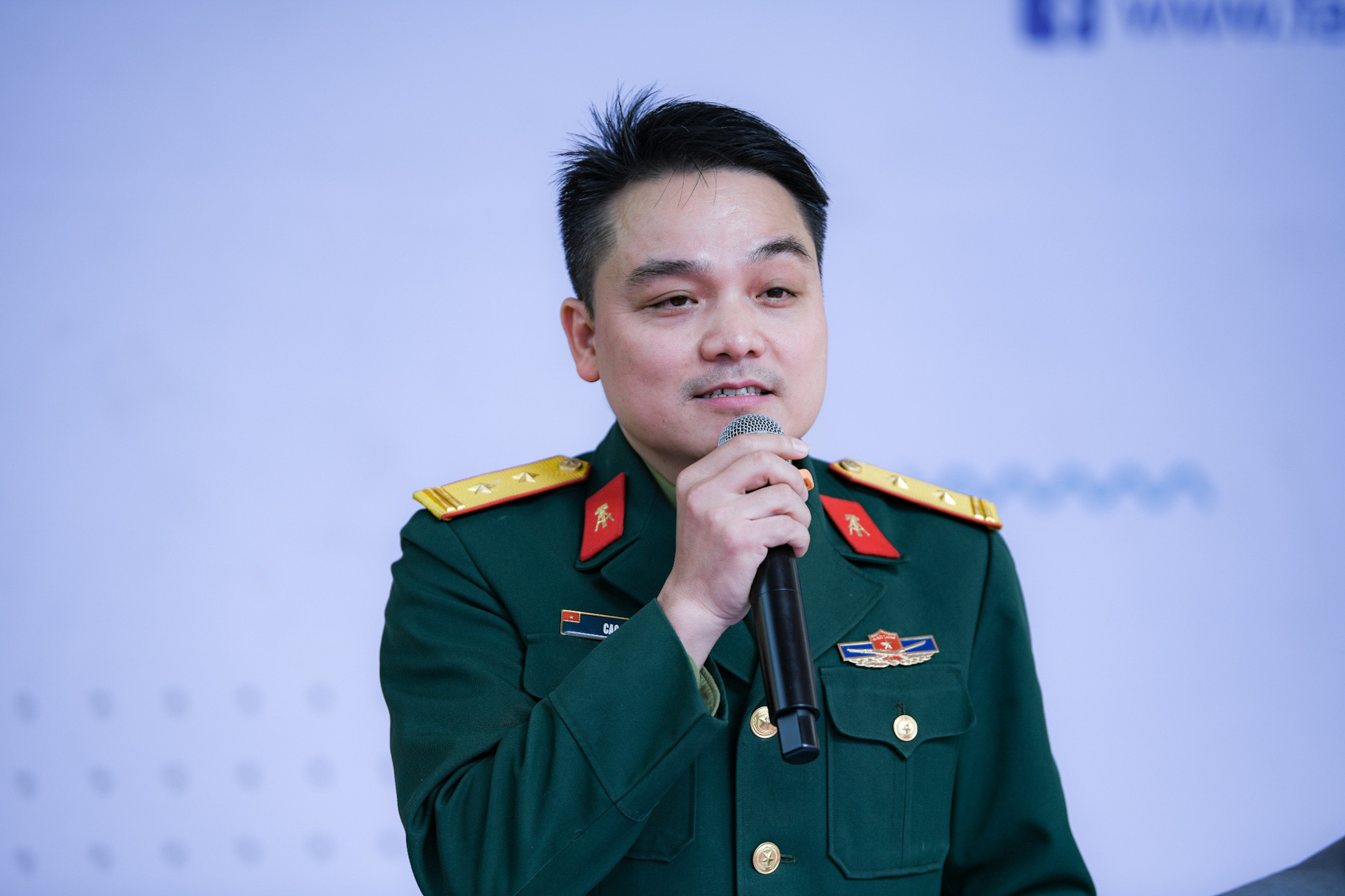 Trung tá, Ths Cao Vô Sản, trợ lý tuyển sinh Học viện Quân y, giải đáp các thắc mắc tuyển sinh vào các trường quân đội - Ảnh: NAM TRẦN