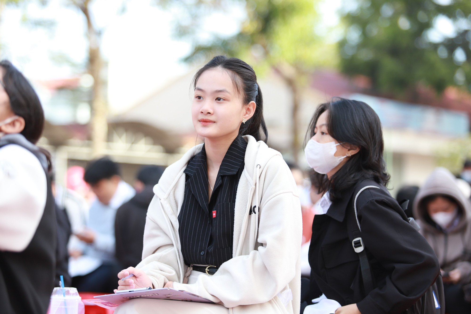 Học sinh nghe và ghi chép thông tin do thầy cô cung cấp tại buổi tư vấn tuyển sinh - hướng nghiệp ở Đắk Lắk sáng nay 20-1 - Ảnh: TRUNG TÂN