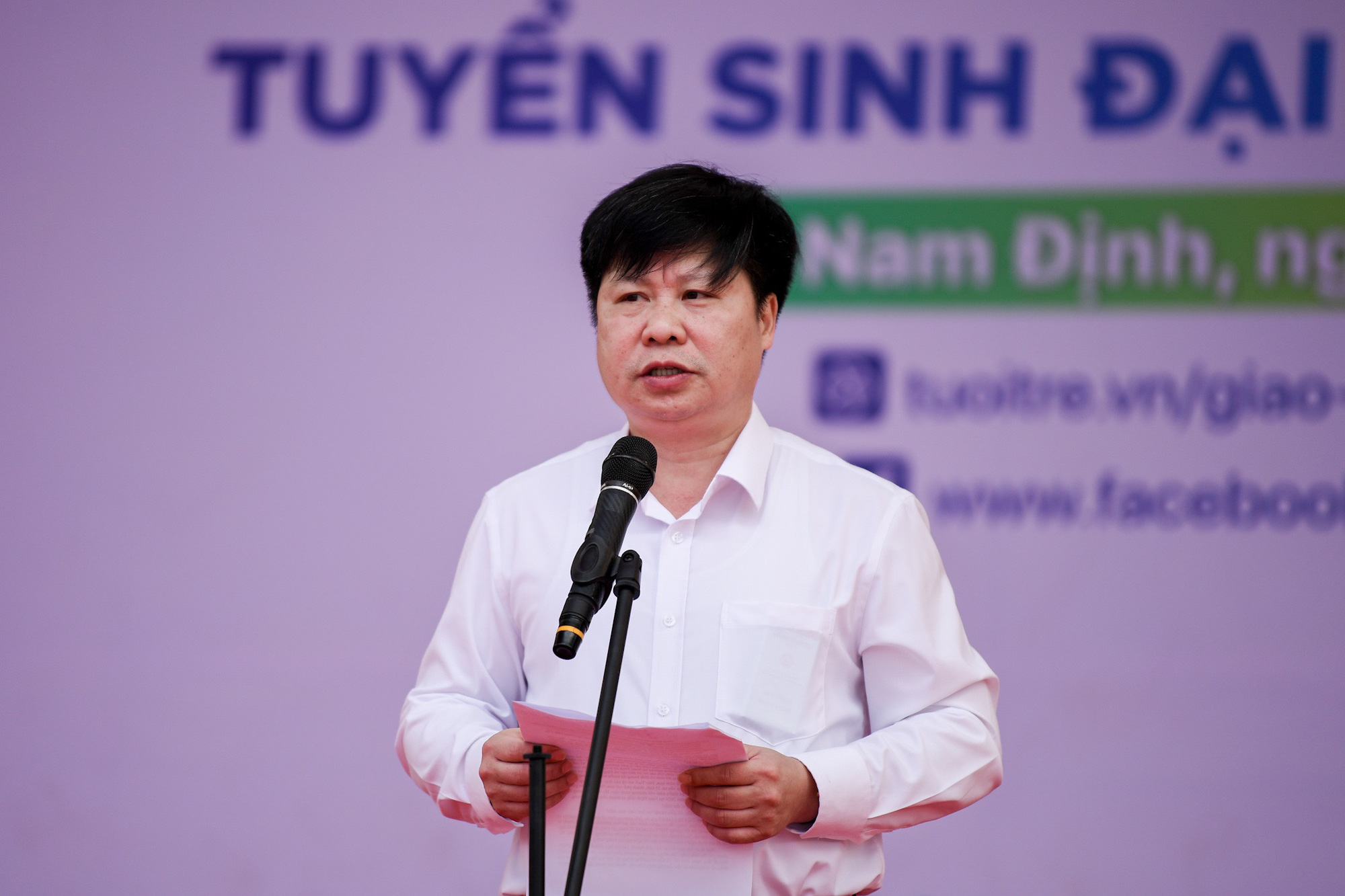 Ông Vũ Đức Thọ, phó giám đốc Sở Giáo dục và Đào tạo Nam Định, tại chương trình sáng 20-1 - Ảnh: NAM TRẦN