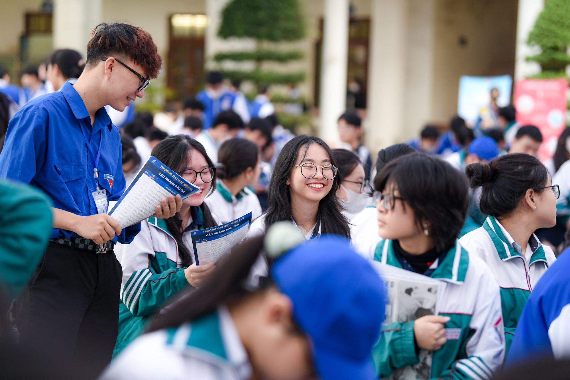 Học sinh đến dự chương trình nhận được sự hướng dẫn và hỗ trợ nhiệt tình từ các anh chị đoàn viên thanh niên - Ảnh: NAM TRẦN