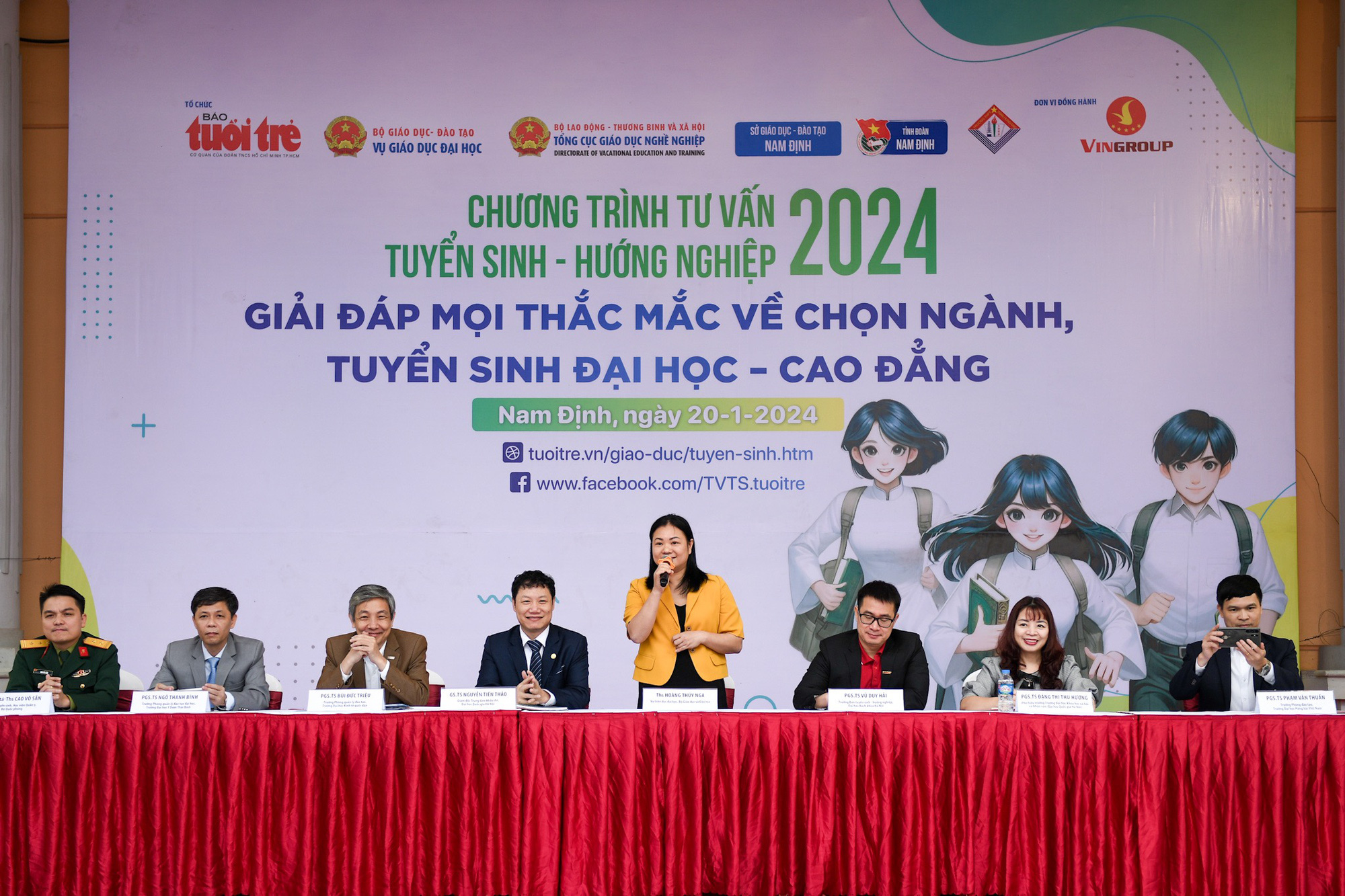 Ban tư vấn cung cấp những thông tin quan trọng cho học sinh tại chương trình sáng 20-1 - Ảnh: NAM TRẦN